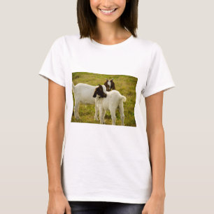 Camiseta Adorables cabras Boer en una granja de pastizales