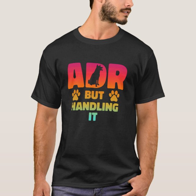 Camiseta ADR, pero manejando la divertida veterinaria (Anverso)