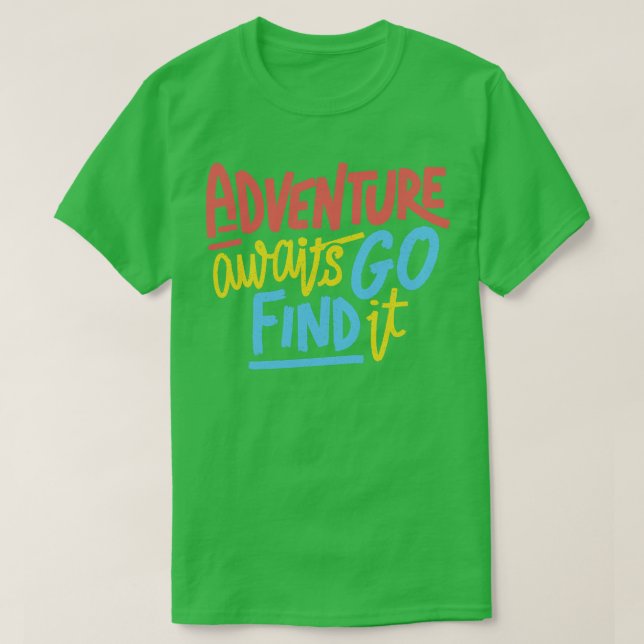 Camiseta Adventure Await Go Find por Tobe Fonseca (Diseño del anverso)