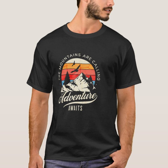 Camiseta Adventure Await  Wilderness Camping (Anverso)