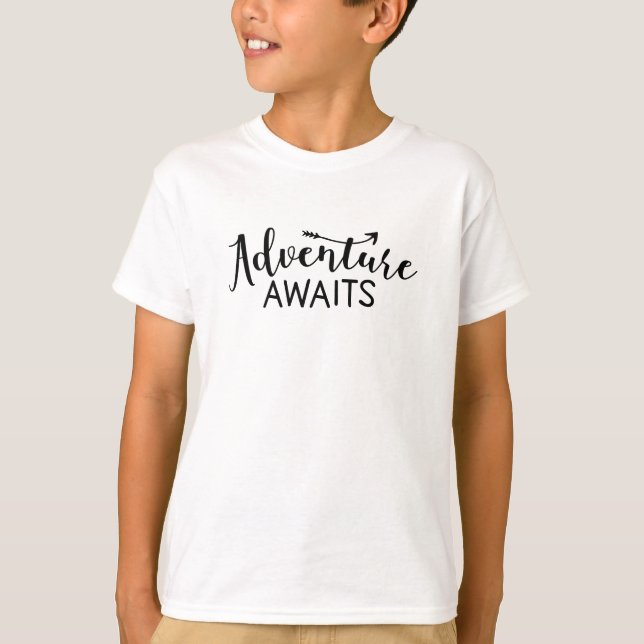Camiseta Adventure Awaits (Anverso)