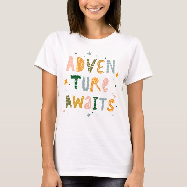 Camiseta Adventure Awaits (Anverso)
