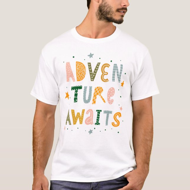 Camiseta Adventure Awaits (Anverso)