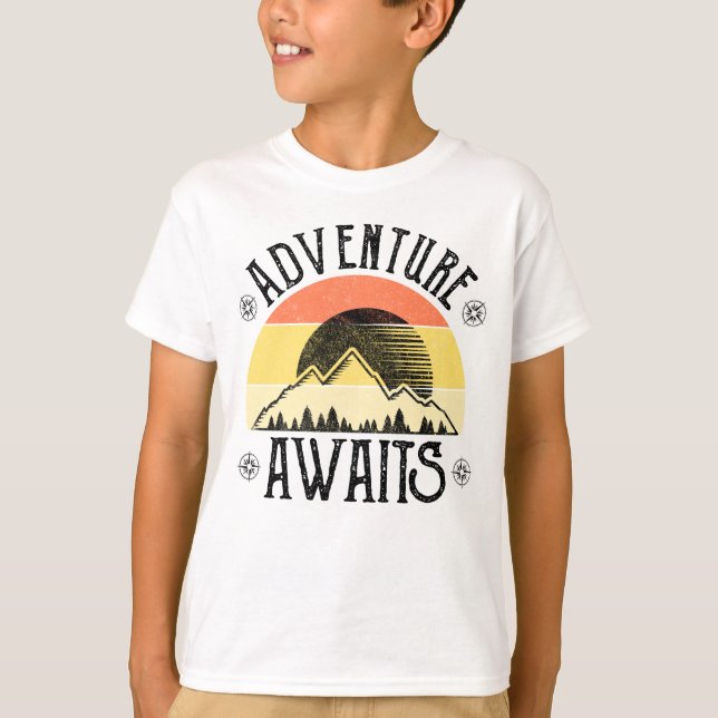 Camiseta Adventure Awaits (Anverso)