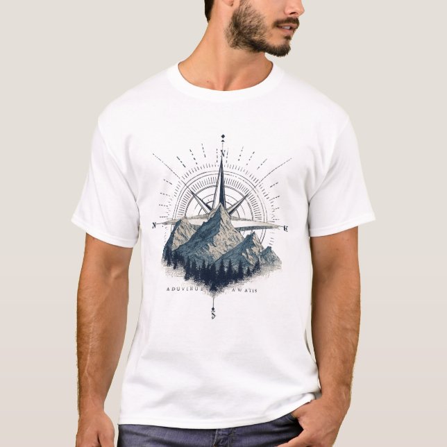 Camiseta Adventure Awaits – Compass & Mountain Emblem (Anverso)