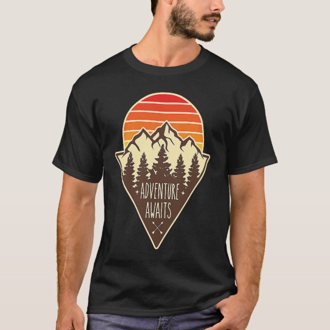 Camiseta Adventure Awaits, Outdoors Nature Hiking Graphic (Anverso)