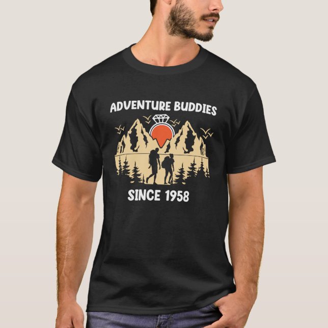 Camiseta Adventure Buddies Since 1958 Hiking Partner (Anverso)
