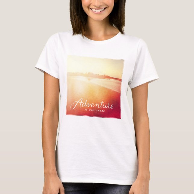 Camiseta Adventure Is Out There (Anverso)