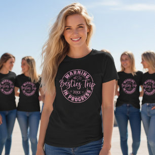 Camiseta Advertencia Amigas Viaje en Curso Rosa sobre Negro