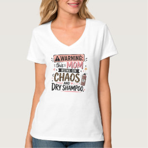 Camiseta Advertencia esta mamá funciona con caos y champú s