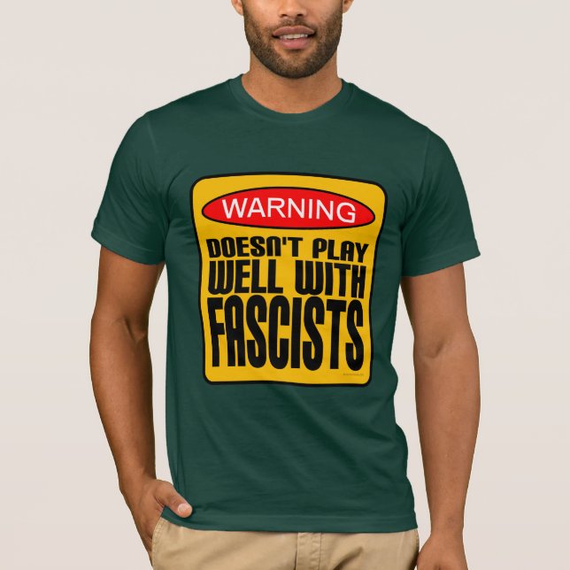 Camiseta Advertencia: No juega bien con los fascistas (Anverso)
