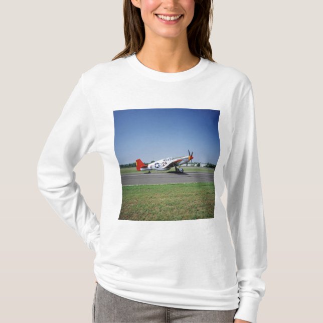 Camiseta Aeroplano rojo de la cola de P-51 C Tuskegee en el (Anverso)