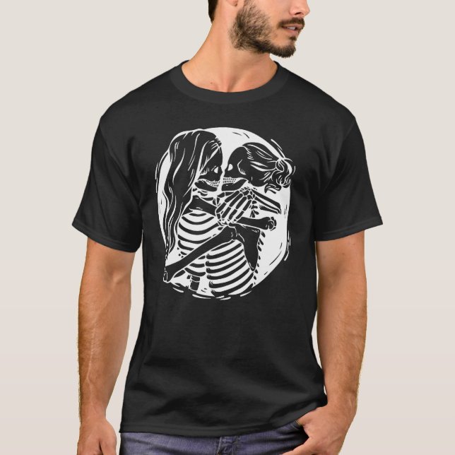 Camiseta Aesthetic Skeleton Lesbian Couple kissing Pride Wo (Anverso)