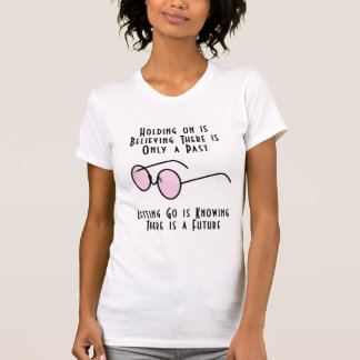 Camiseta Aferrarse es Creer que Solo hay un Pasado