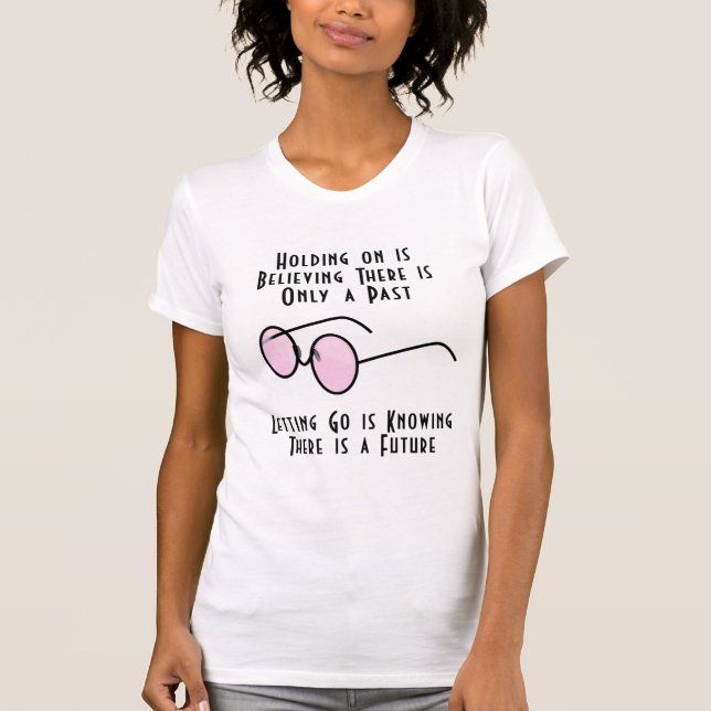 Camiseta Aferrarse es Creer que Solo hay un Pasado (Anverso)