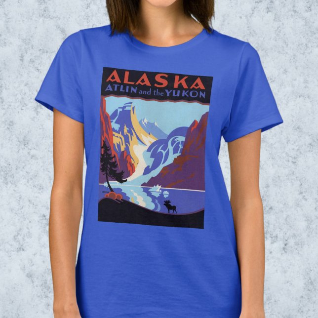 Camiseta Afiche de Viajes de Alaska, Atlin y el Yukón (Vintage Travel Poster featuring Atlin and the Yukon in Alaska with a Moose in the foreground T-Shirt)
