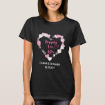 Camiseta Afortunadamente Después De Un Boda Purpurinoso Del<br><div class="desc">Una camiseta boda con un ilustracion romántico de un montón de corazoncitos brillantes rosados formando un marco en forma de corazón. Adentro dice "Feliz eterno después" en un moderno estilo de letra escrito a mano. Personaliza con los nombres de la novia y del novio y la fecha del boda.</div>