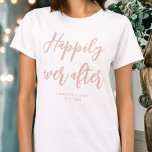 Camiseta Afortunadamente después del Boda  Personalizado Ro<br><div class="desc">¡Haz una declaración con esta camiseta boda personalizada! Las palabras 'Feliz para siempre' están escritas en un tipo de letra de guión moderno,  y debajo puede agregar un nombre personalizado,  fecha de boda,  ubicación u otro texto. ¡Un regalo encantador para cualquier novia! Colores: rosa polvoriento y blanco.</div>