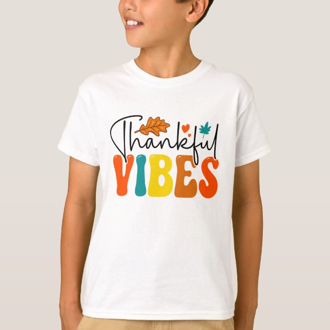 Camiseta Afortunadamente Vibes Cae Niño de Acción de Gracia (Anverso)