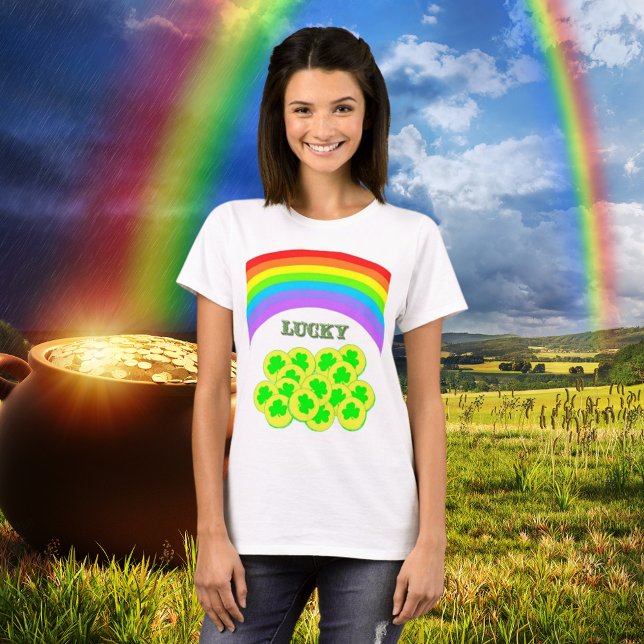 Camiseta Afortunado con las arcas de lluvia, el oro y la ca (Lucky with Rainbows, Gold and Shamrocks T-Shirt)