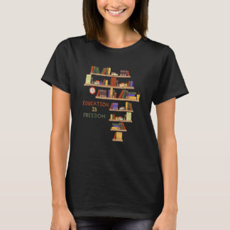 Camiseta África: La educación es el libro negro de la bibli