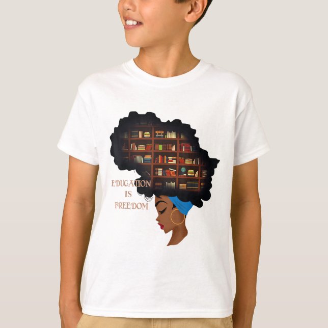 Camiseta África: La educación es el libro negro de la bibli (Anverso)