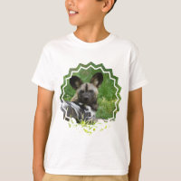 Camiseta africana de la juventud del perro salvaje