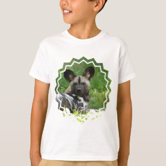 Camiseta africana de la juventud del perro salvaje