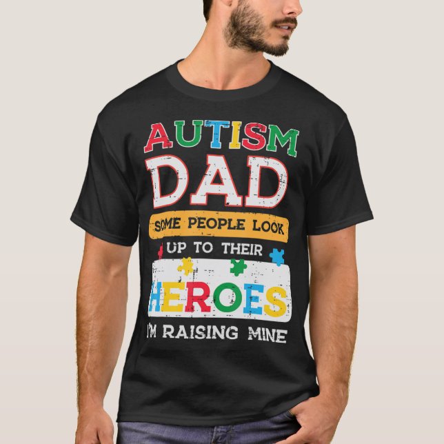 Camiseta Agarra este lindo autismo papá héroes que estoy cr (Anverso)