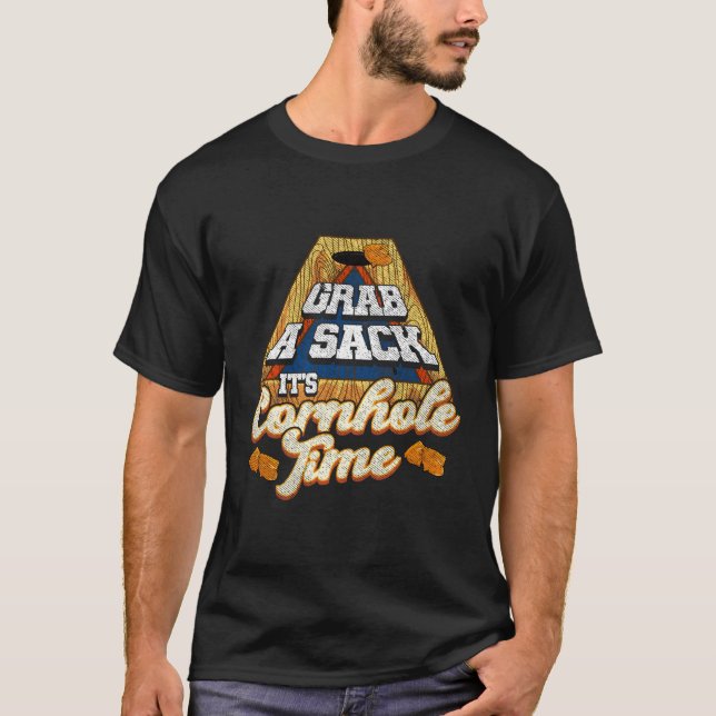 Camiseta Agarra Un Saco En Su Cornhole Time Fun Cornhole (Anverso)