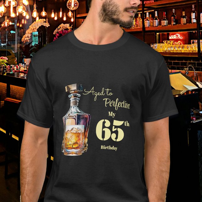 Camiseta Aged to Perfection Men's 65th Whiskey Birthday  (Subido por el creador)