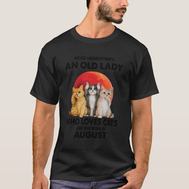 Camiseta Agosto Nunca Subestima A Una Vieja Que Ama A C (Anverso)