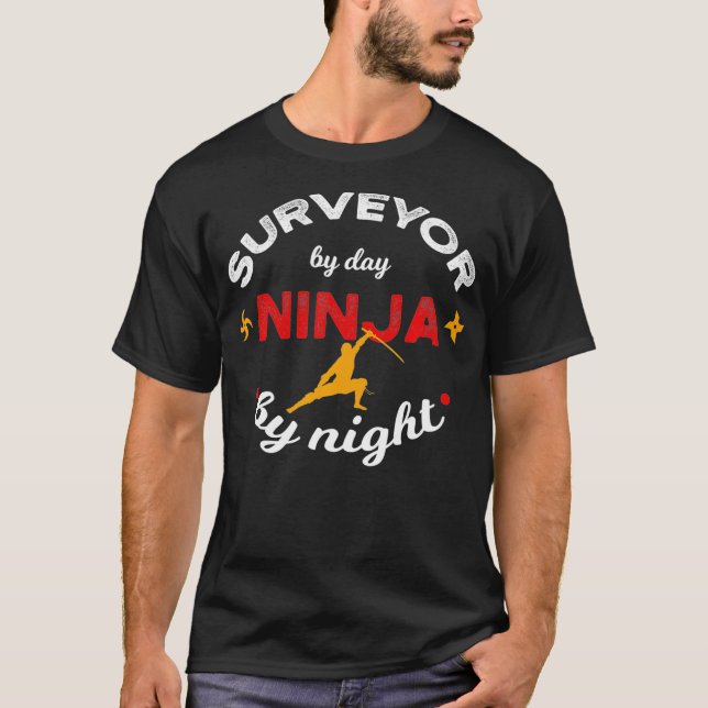 Camiseta Agrimensores Por Día Ninja Por Encuesta Nocturna D (Anverso)