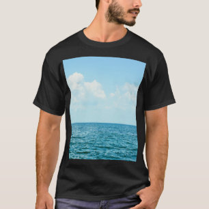 Camiseta Agua del océano, cielo azul claro.