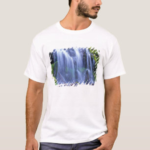 Camiseta Agua dulce de primavera que fluye sobre musgo