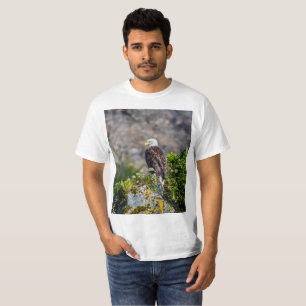 Camiseta Águila calva sentada en la roca