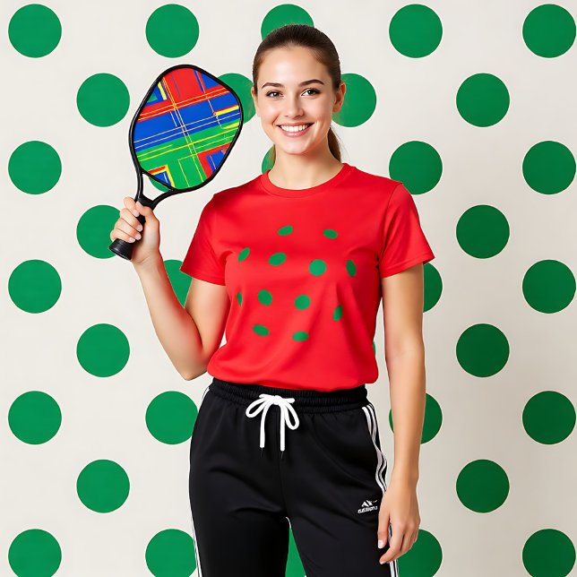 Camiseta Agujeros verdes de bola de pickleball en la camise (Green pickleball holes on red T-Shirt)