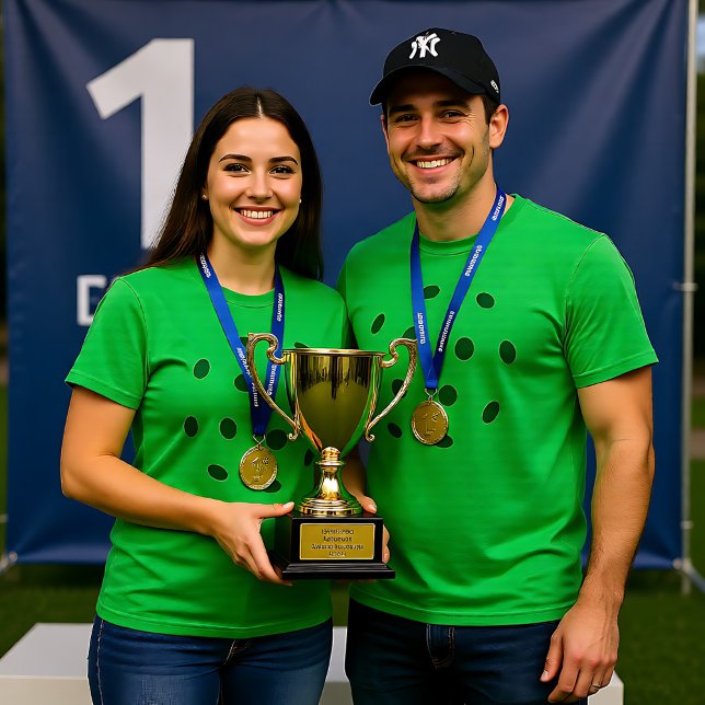 Camiseta Agujeros verdes de bola de picnic en verde (Green pickleball holes on green T-Shirt)