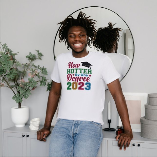 Camiseta Ahora Más Hotter En Un Grado 2023 (Subido por el creador)