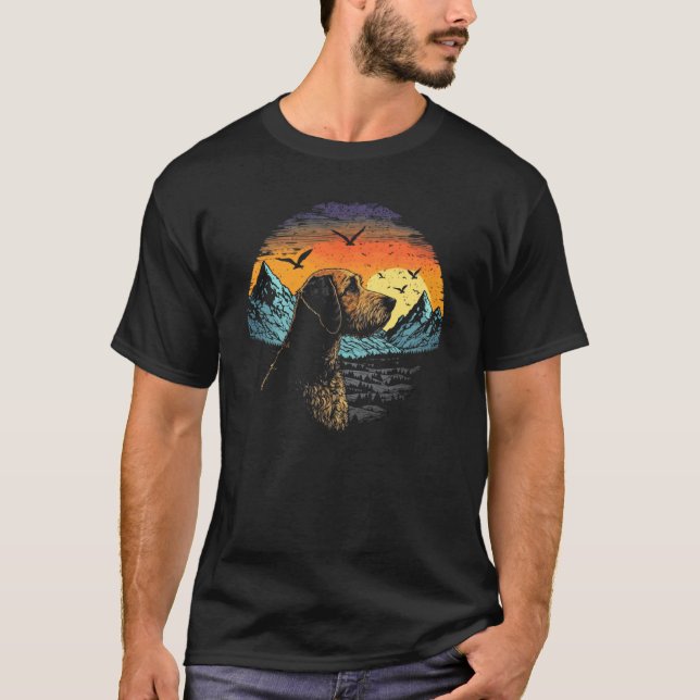 Camiseta Airedale Terrier Dog and Sun Rising Over Mountains (Anverso)