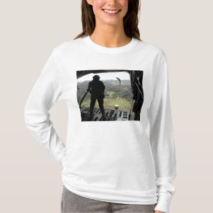 Camiseta Airman observa la caída de un paquete de prácticas