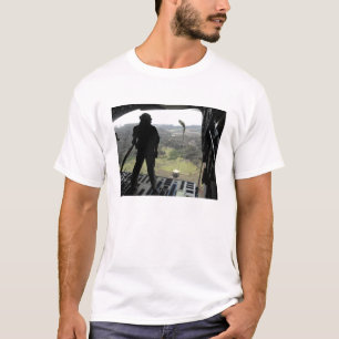 Camiseta Airman observa la caída de un paquete de prácticas