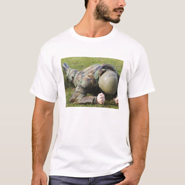 Camiseta Airman se arrastra a través de un campo húmedo (Anverso)
