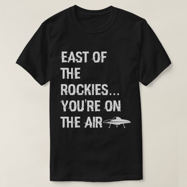 Camiseta Al este de las Rockies Art Bell Saying (Diseño del anverso)