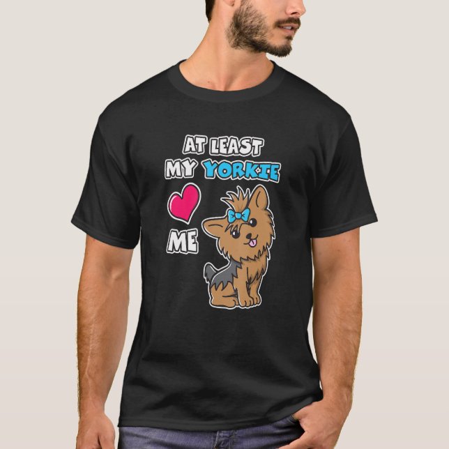 Camiseta Al Menos A Mi Yorkie Me Ama Cute Yorkshire Terrier (Anverso)