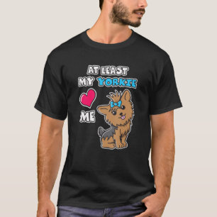 Camiseta Al Menos A Mi Yorkie Me Ama Cute Yorkshire Terrier