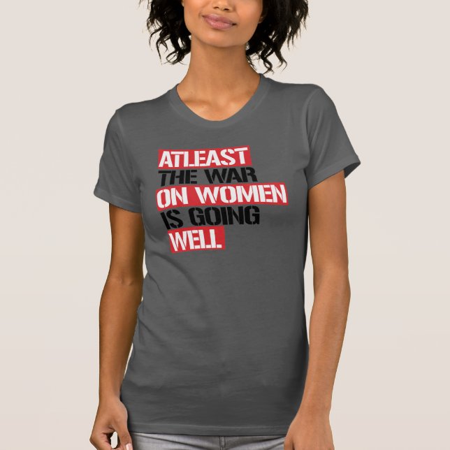 Camiseta Al menos la guerra contra las mujeres va bien (Anverso)
