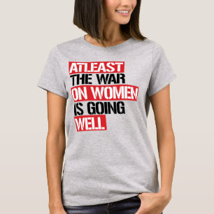 CAMISETA AL MENOS LA GUERRA CONTRA LAS MUJERES VA BIEN