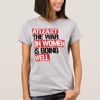 CAMISETA AL MENOS LA GUERRA CONTRA LAS MUJERES VA BIEN