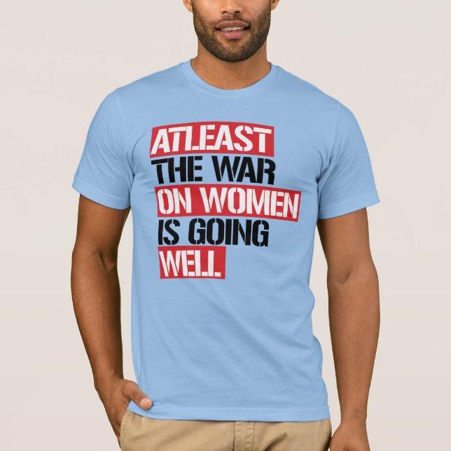 Camiseta Al menos la guerra contra las mujeres va bien (Anverso)